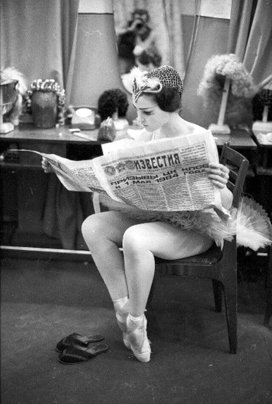 Ballerina reading the Izvestia newspaper, Voronezh Opera and Ballet Theater, USSR, 1984 - Ballerinas, Newspapers, Voronezh, the USSR, Made in USSR, Retro, 80-е, Vintage, beauty, Telegram (link)