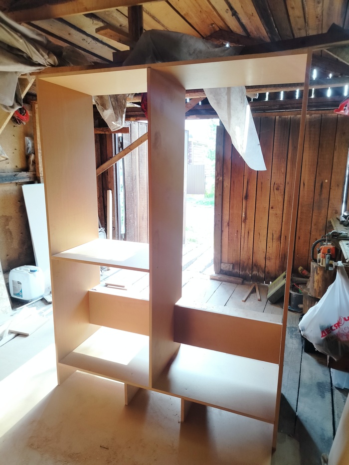 Стеллаж под вешалки. Почти готов.