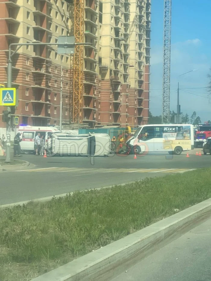 In Surgut, a minibus rammed a car - My, Video VK, Auto, Traffic rules, Surgut, KhMAO, Minibus, Video