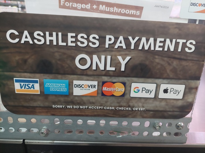 Наличные не берут. Карточка или телефон.