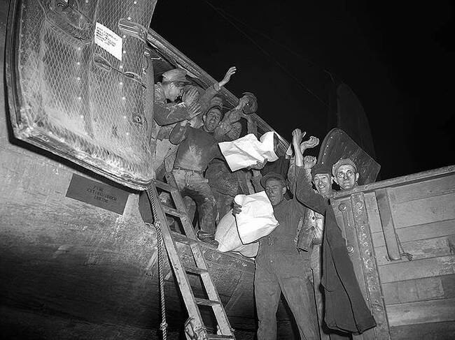 Siege Berlin - The Second World War, Cold war, USA, Great Britain, Germany, Aviation, Military equipment, Airplane, Berlin, Logistics, History (science), Historical photo, Old photo, The photo, the USSR, An occupation, Blockade, The rescue, Humanitarian aid, Longpost