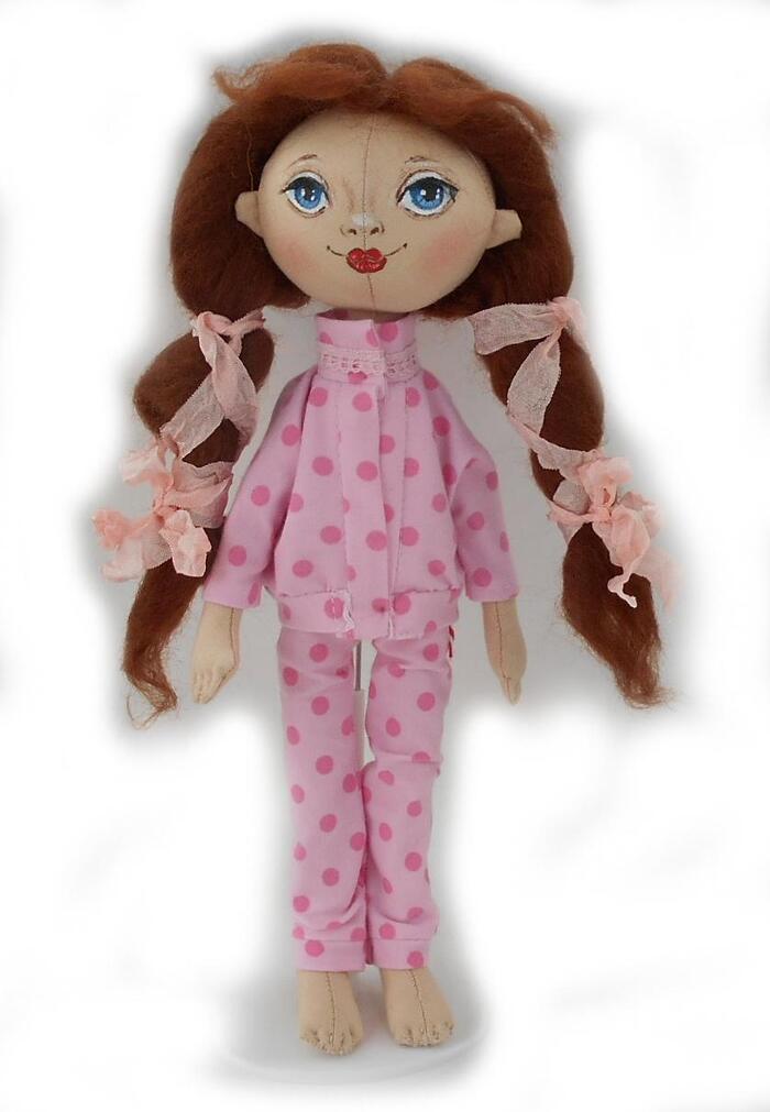 Проба 2. Каштановые волосы в косичках и с гулькой на макушке. Прическа из шерсти для валяния. Объём волос великоват, конечно, для тонкой кукольной шейки...