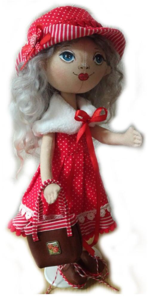 Вариант заключительный. Думаю, что удачный. Заказчица (умница!) попросила заменить игрушке волосы и сшить шляпку. Здесь прическа из серебристых кудрей овечки Готланд.