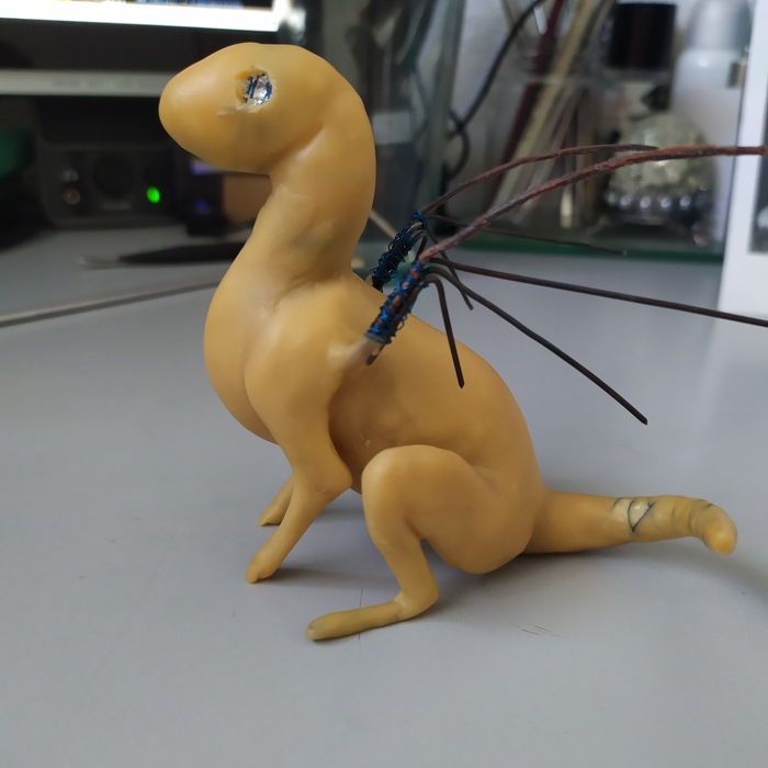 Крылья растопырились и намечены глаза.