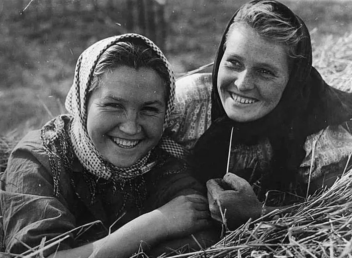 Girlfriends. 1950s Author: Vsevolod Tarasevich. Kirov region, Vozhgalsky district, collective farm Red October - Friend, beauty, Girls, Haymaking, Retro, Soviet, the USSR, Childhood in the USSR, Made in USSR, Film, 50th, Summer, Old photo, Memories, Youth, Kirov region, Telegram (link)