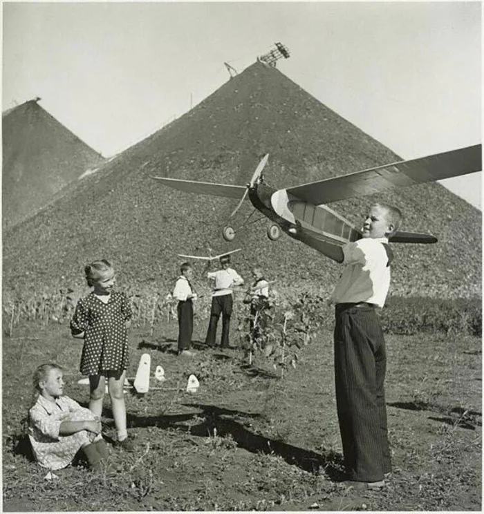 Young aircraft modelers, Donetsk region, USSR, 1952. Photo: Evgeniy Khaldey - Youth, Aircraft modeling, Donetsk region, the USSR, Childhood in the USSR, Made in USSR, Retro, 50th, Vintage, Telegram (link)