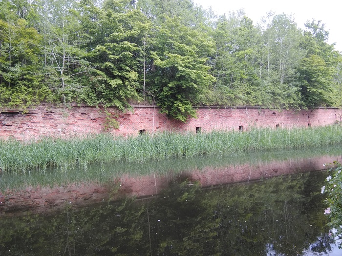 Стены крепости со рвом