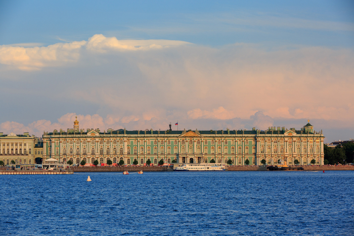 1. Зимний дворец, вид через Неву.