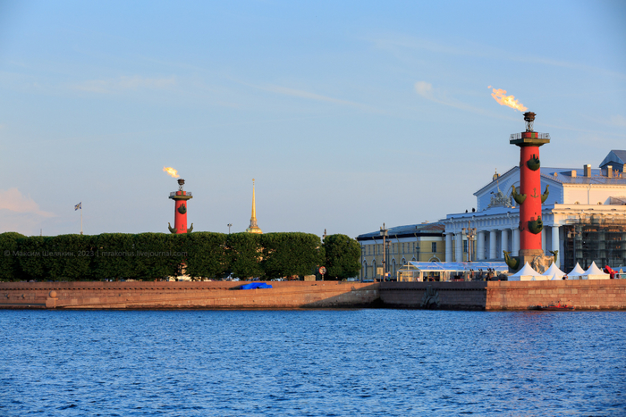 2. Ростральные колонны на Стрелке Васильевского острова. Были возведены в 1805—1810 годах по проекту французского архитектора Тома де Томона. В XIX веке выполняли функцию фонарей порта столицы.