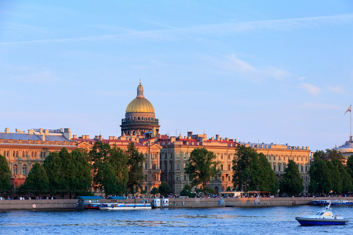6. На заднем плане виден купол Исаакиевского собора.