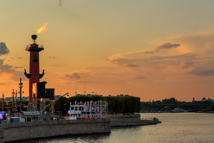 9. Для праздника соорудили площадку для музыкантов в несколько этажей.