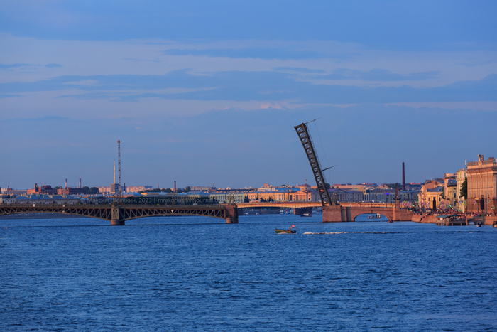 10. Троицкий мост развели.