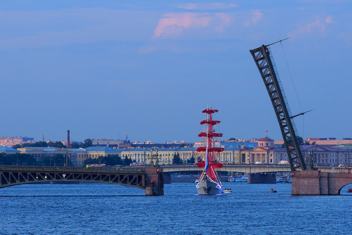 12. Показался Бриг "Россия". В 2019 году специально приобретён городом для праздника "Алые паруса".