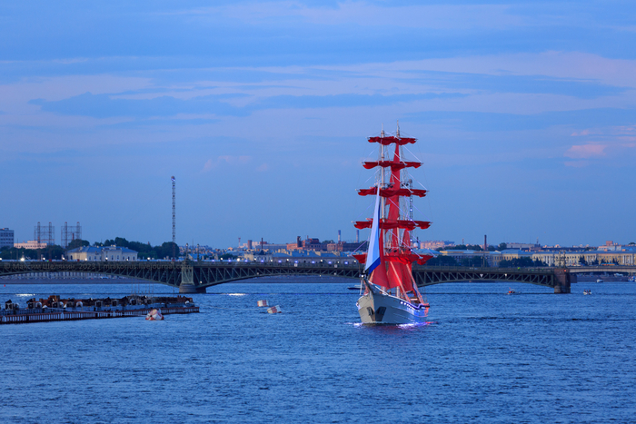 14. Бриг способен идти как под парусом, так и на двигателе. Под парусом он это делает быстрее.