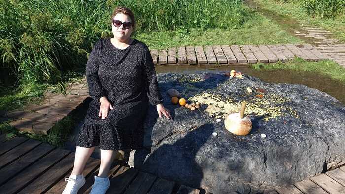 Тот самый синий камень. Люди превратили его в компостную яму