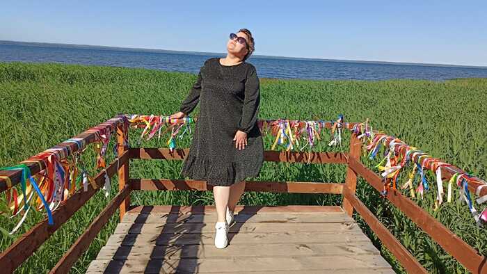 Рядом с синим камнем есть , где сделать красивое фото.