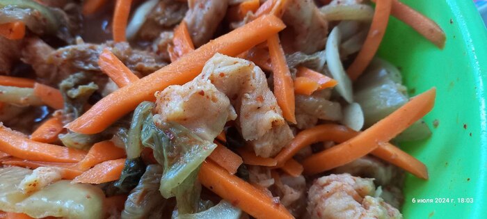 Назвать рыбу сырой на этом этапе язык не поворачивается - ни запаха ни вкуса сырой рыбы тут давно уже нет