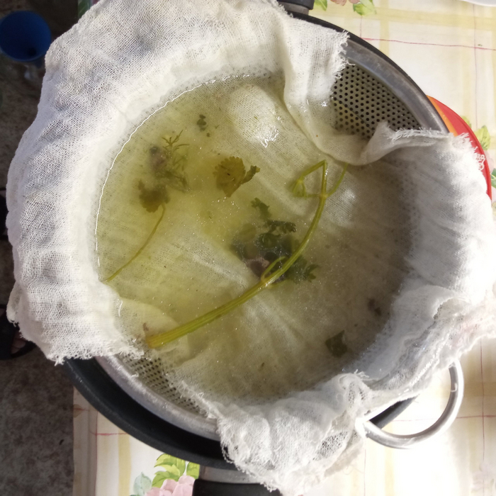 Процеживаем на сите с марлей