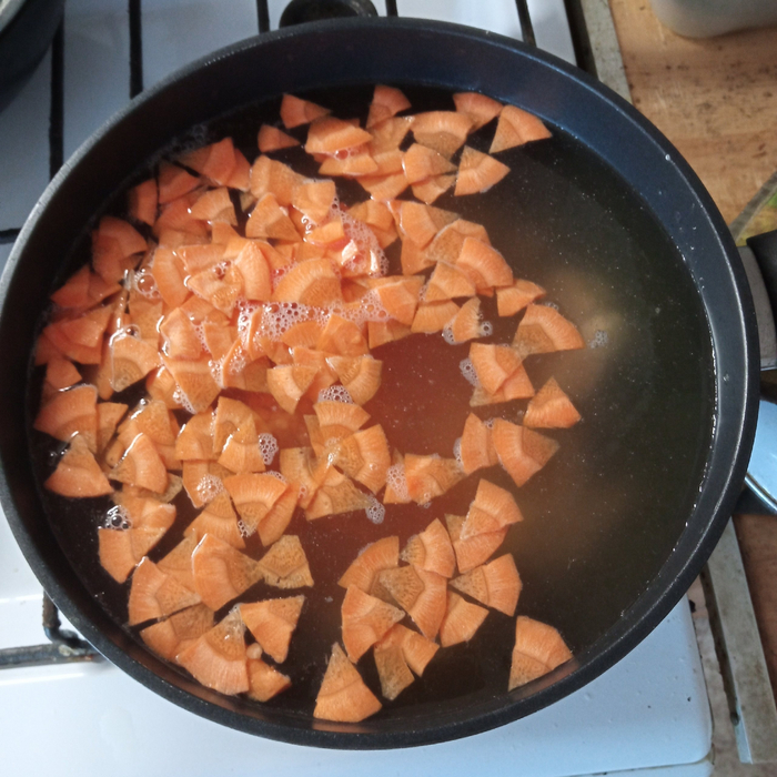 Временно кастрюля другая, куда процеживали бульон