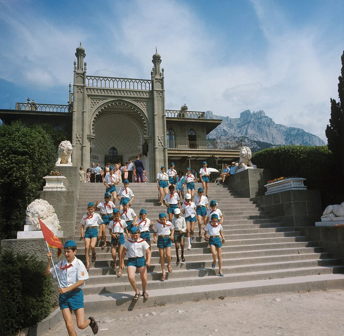 Забег пионерии к морю с Львиной террасы Воронцовского дворца в Алупке, Крым, СССР, 1970 год