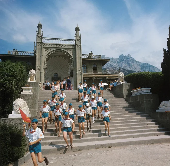 Pioneer race to the sea from the Lion Terrace of the Vorontsov Palace in Alupka, Crimea, USSR, 1970 - Pioneers, Pioneer camp, Childhood in the USSR, Crimea, Made in USSR, the USSR, Retro, Alupka, 70th, Film, Telegram (link), Old photo