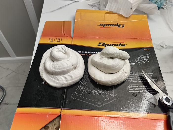 При помощи пакета с отрезанным уголком, выдавливаем пару кучек. И оставляем сохнуть.