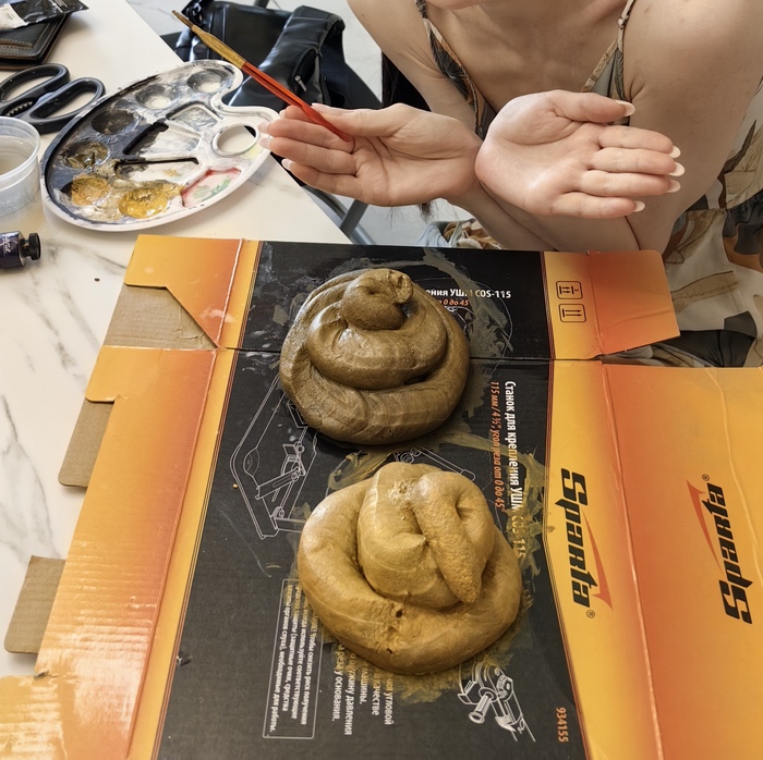 Художник знает толк в оформлении подарков. )