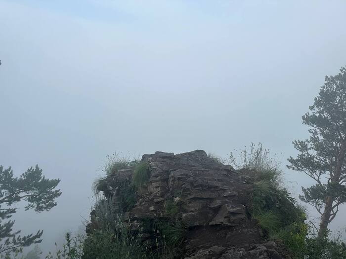 Пик горы на Манской петле, высота около 650 метров, отсюда открывается чудесный вид, но увы… не в этот раз