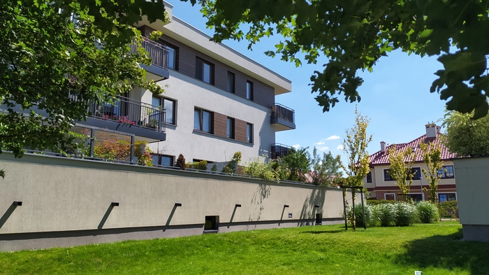 На первых этажах террасы с травой, и можно посадить деревья