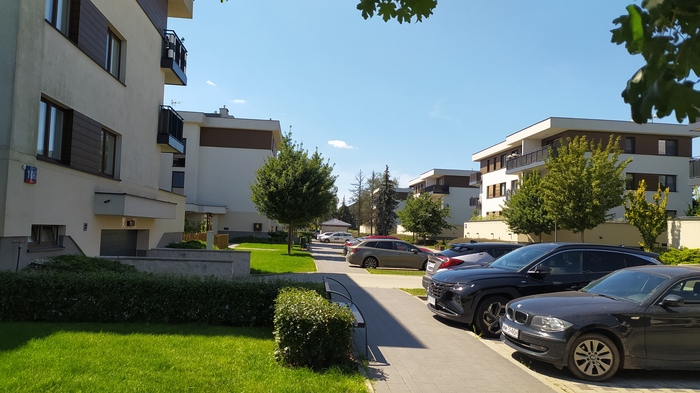 Причем, во всем районе застройка не выше трех этажей...нет дурацких человейников...