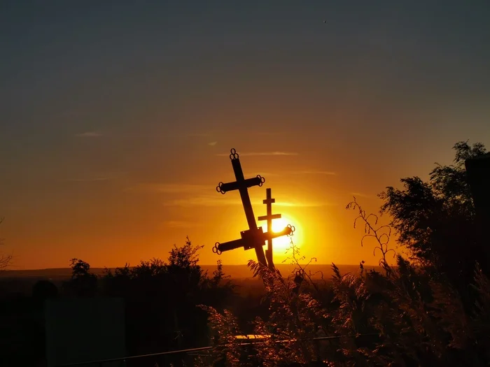 There were three of us left, me, my daughter, and my wife’s grandmother, 87 years old with dementia... - My, Memory, Mobile photography, Syzran, Cemetery, Sunset, Cross