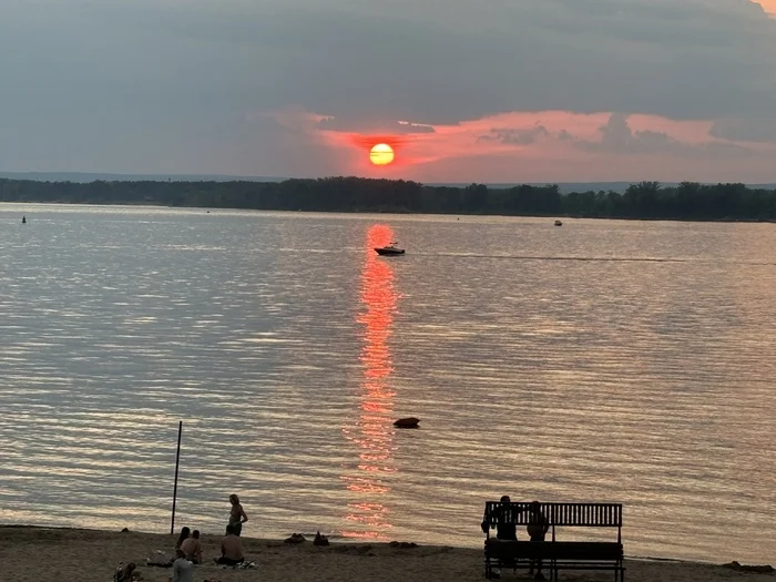 Пересекая черту ... - Моё, Лето, Самара, Река Волга, Набережная, Закат, Фотография, Отражение