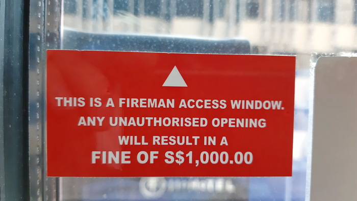 Это окно прохода пожарных. Любое несанкционированное открытие приведет к штрафу в размере 1000,00 S$.