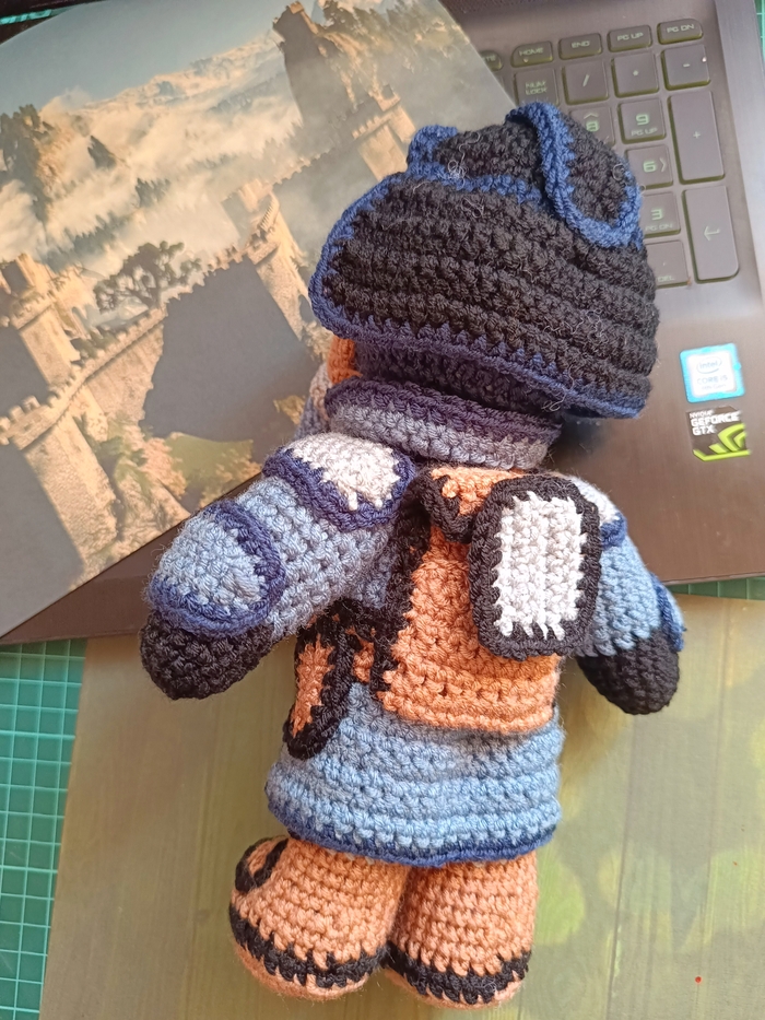 рюкзак открывается, немного похож на сундук из Майнкрафта