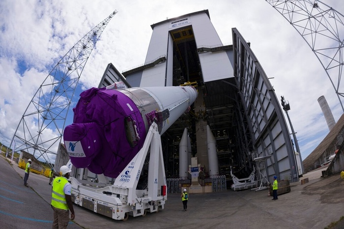 Центральная часть испытательной модели Ariane 6 прибывает на ELA-4 для проведения комбинированных испытаний после передачи из сборочного цеха
