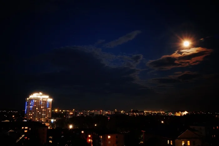 Duel - My, The photo, Street photography, Town, Evening, Night city, Night, moon, Eagle, Clouds, Provinces, Light, Sky