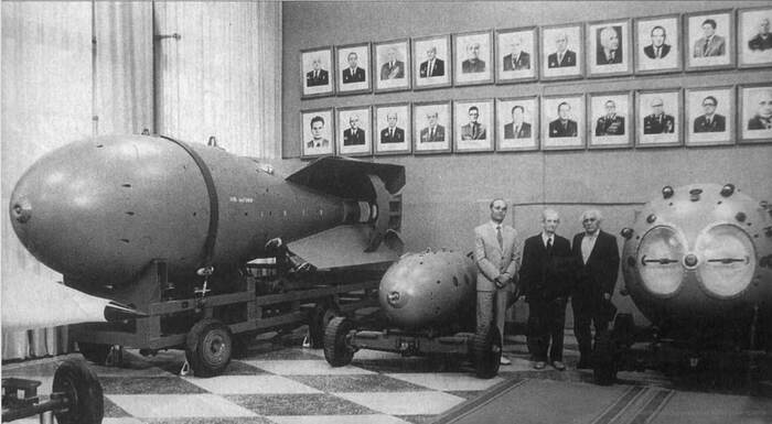 Museum of Nuclear Weapons, Sarov, 1993, Russia - Black and white photo, Military equipment, Russia, The photo, Made in USSR, Film, 1993, Scientists