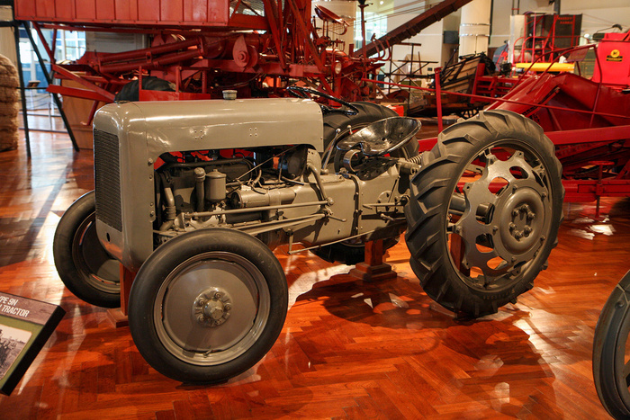   Ford-Ferguson 9N, 1939 .     