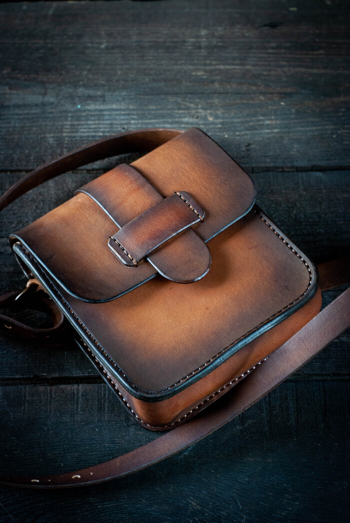 Кожа растительного дубления, тонирование аэрографом.