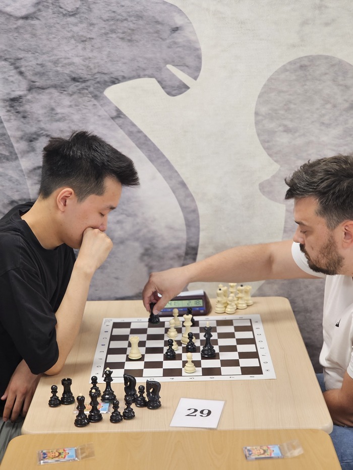 На часах почти половина времени, а на доске остатки войск после кровавой мясорубки