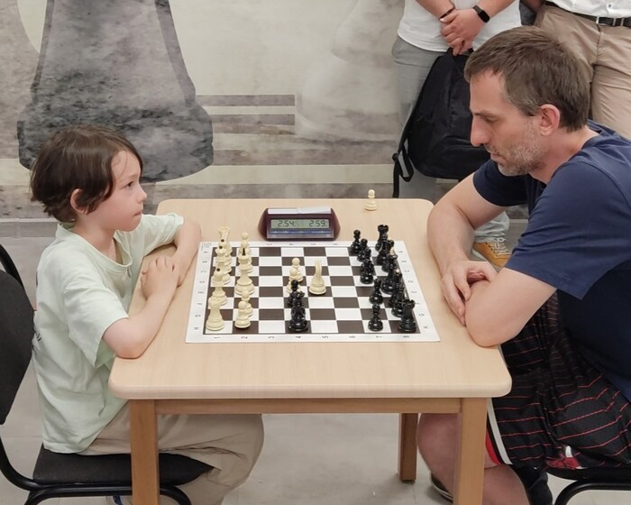 Это Лев, который бился как лев. Самый молодой участник получил от нашей прекрасной победительницы право сыграть 1 на 1 с гроссмейстером