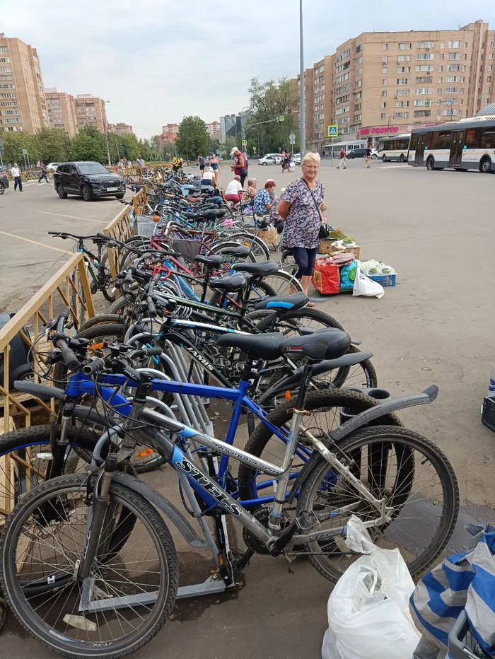 Нелегальные торговцы цветами бабковой наружноси - Моё, Мат, Парковка, Бабки с тележками, Велосипед, Негатив, Незаконная торговля