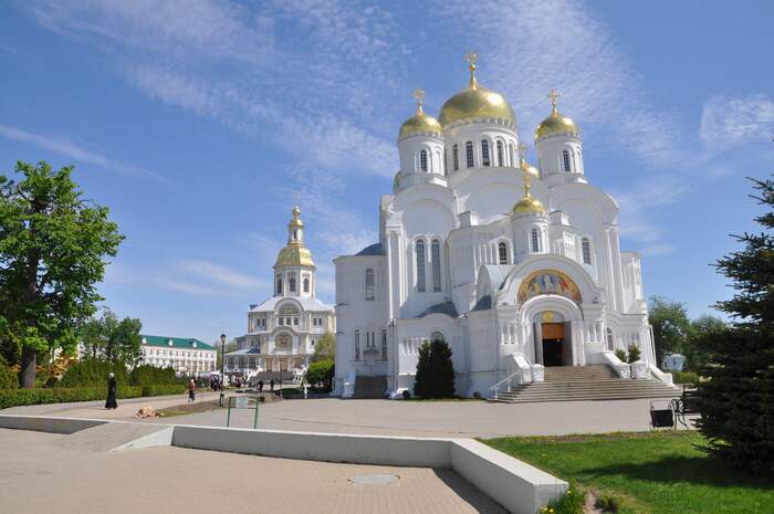 Белое с золотом, полукруглые формы.