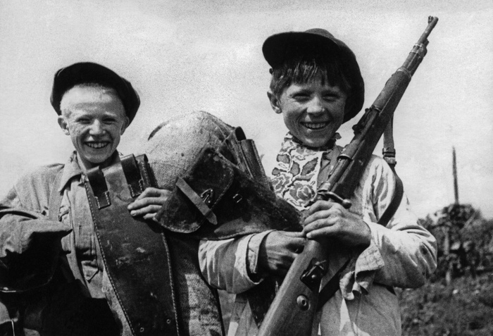 За собранное оружие неплохо платили - отличная помощь и семье, и советским воинам...