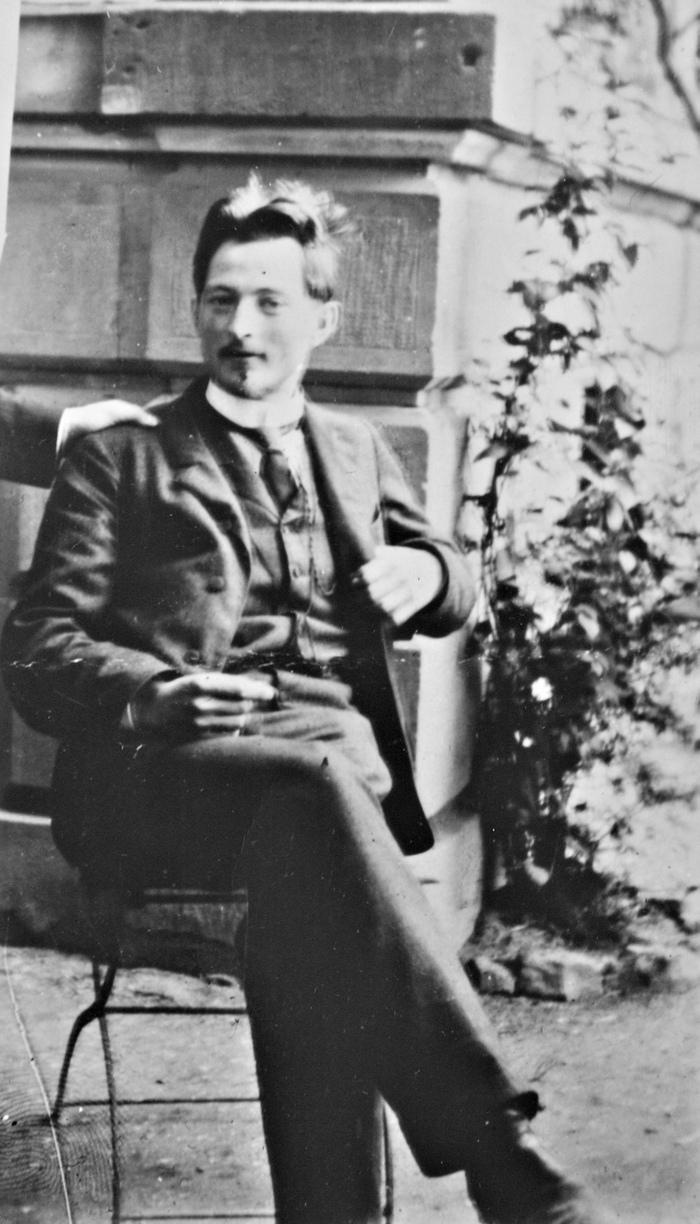 Дзержинский Ф. Э. сидит на стуле.