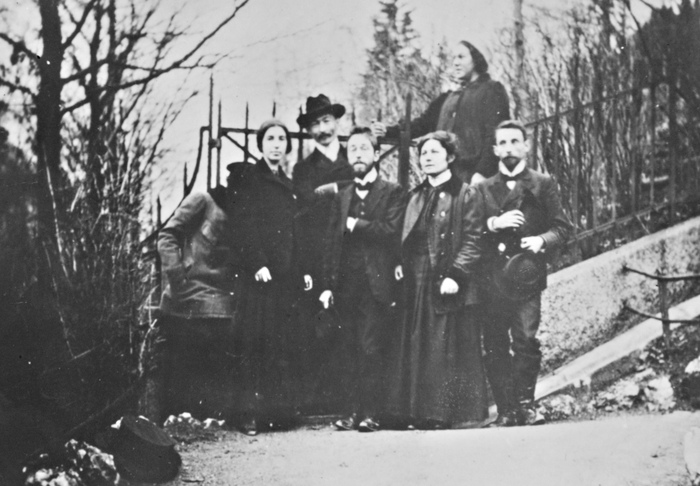 Дзержинский Ф. Э. в группе. Стоят - Лауэр М., Дзержинский Ф. Э., Штейн (Краевский), В., Пржедецкая С., Липец, Штейн (Домский).