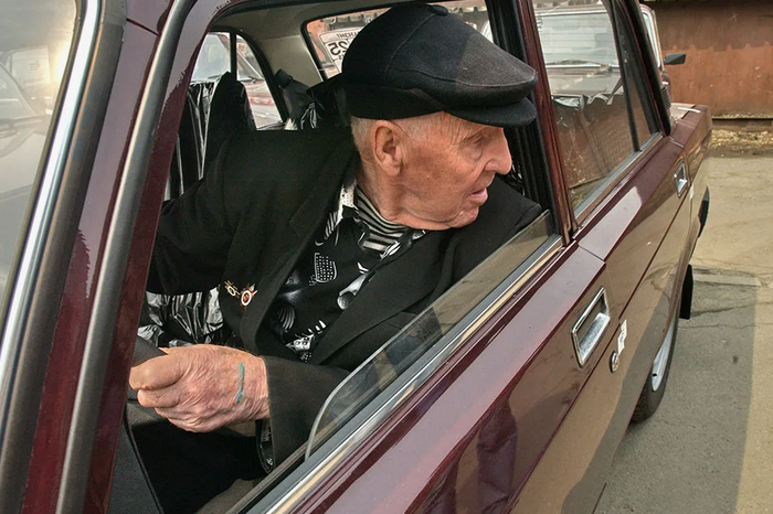 Они доДУМАлись отстранить пожилых автовладельцев от вождения транспортных средств