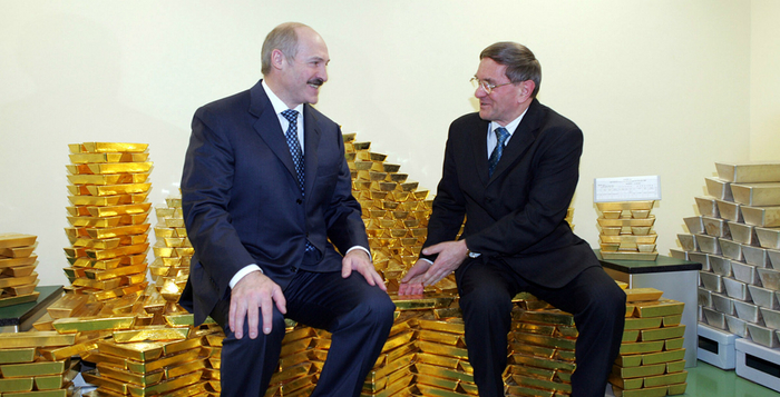 Александр Лукашенко во время посещения Центрального хранилища Национального банка, 2006 год.