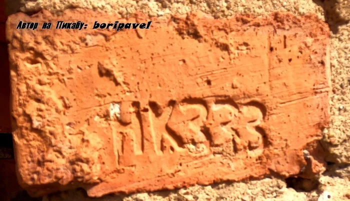 We are looking for marks on the bricks of the Novgorod Kremlin, Veliky Novgorod 2024 - My, Drive, Travel across Russia, Travels, Tourism, Velikiy Novgorod, Novgorod Kremlin, Bricks, Old man, Stigma, 19th century, Cities of Russia, Spring, 2024, Youtube, Video, Longpost, Series Traveling in Russia