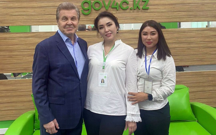 Народный артист РСФСР Лев Лещенко в ЦОНе Медеуского района г. Алматы